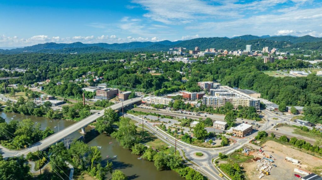 Asheville, North Carolina Overview — best weekend getaways USA Aerial view of Asheville, North Carolina with mountains in the background. — best weekend getaways USA