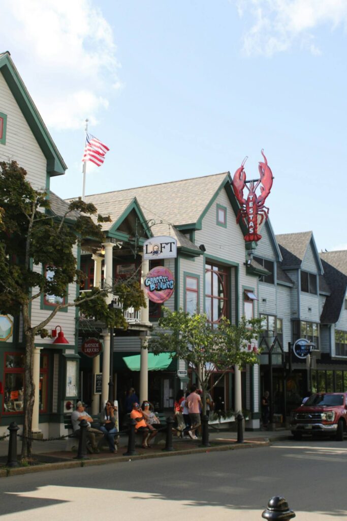 Bar Harbor Shops and Lobster Sign — charming small towns in the USA Charming small town street with shops and a lobster sign in Bar Harbor, Maine. — charming small towns in the USA