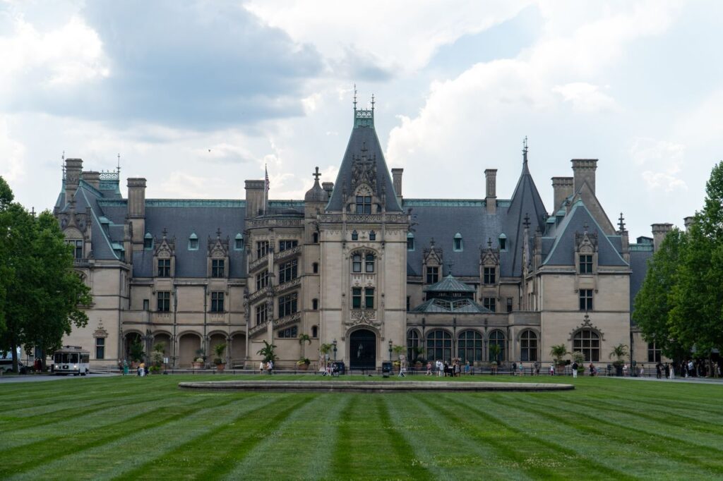 Biltmore Estate in Asheville — best weekend getaways USA Biltmore Estate in Asheville, North Carolina, surrounded by green lawns and trees. — best weekend getaways USA