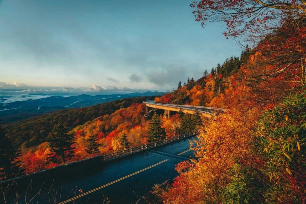 Blue Ridge Parkway in Autumn — USA Road Trips Scenic view of Blue Ridge Parkway in autumn with vibrant fall foliage. — USA Road Trips