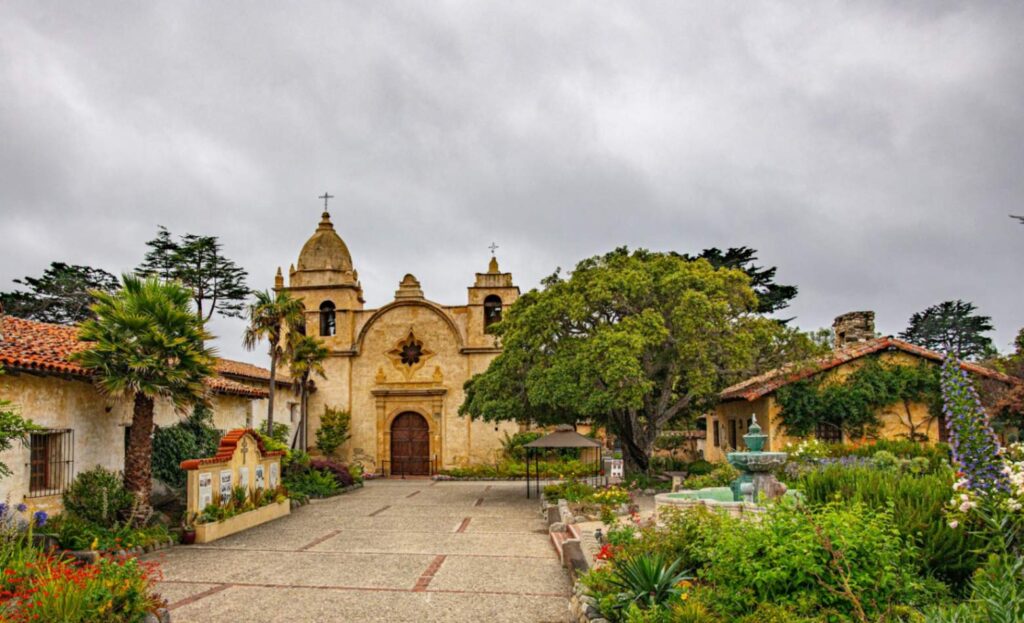 Carmel Mission in California — charming small towns in the USA Historic mission building surrounded by gardens in Carmel-by-the-Sea, California. — charming small towns in the USA