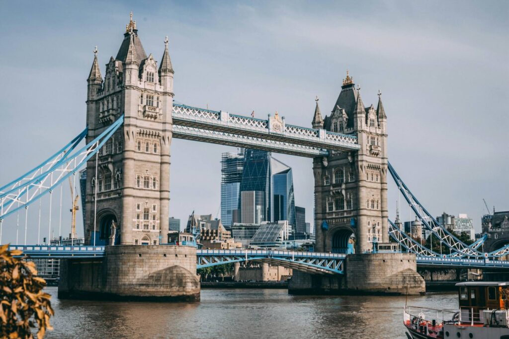 Tower Bridge in London — Famous London Landmarks Famous London Landmarks: Tower Bridge spanning the Thames River