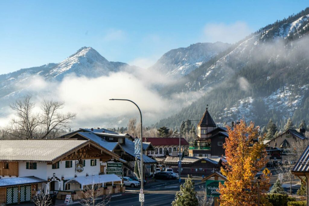 Charming Small Town in the Mountains — charming small towns in the USA Charming small town nestled in mountains with snow-capped peaks and colorful autumn trees. — charming small towns in the USA