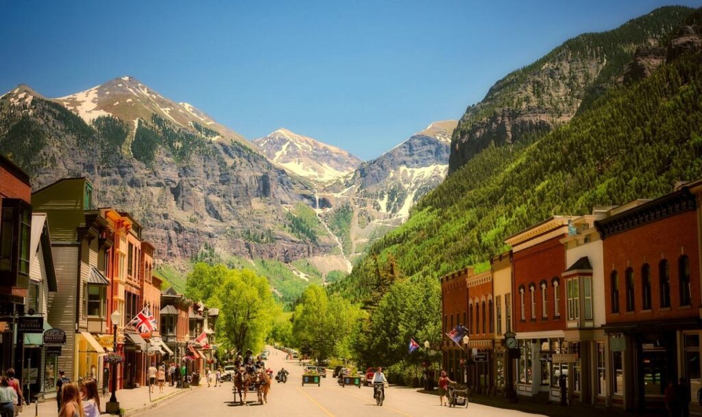 Charming Small Town Street — charming small towns in the USA Charming small town street with mountains in the background, showcasing local shops and — charming small towns in the USA