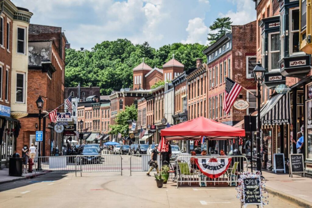 Charming Small Town Street — charming small towns in the USA Charming small town street with historic buildings and American flags. — charming small towns in the USA