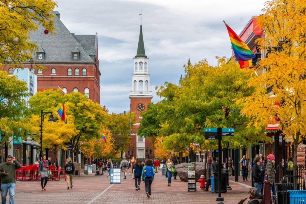 Charming Small Town Street in Autumn — charming small towns in the USA Charming small town street with colorful trees and historic buildings in autumn. — charming small towns in the USA