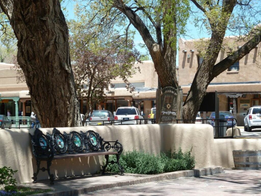 Charming Street in Taos, New Mexico — charming small towns in the USA Charming small town street with a bench and adobe buildings in Taos, New Mexico. — charming small towns in the USA