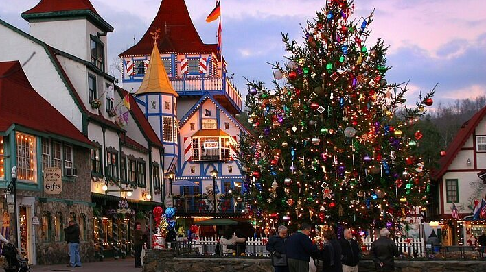 Christmas in Helen, Georgia — Christmas towns in the USA Christmas towns in the USA featuring Bavarian-style architecture and a decorated tree in Helen, Georgia.