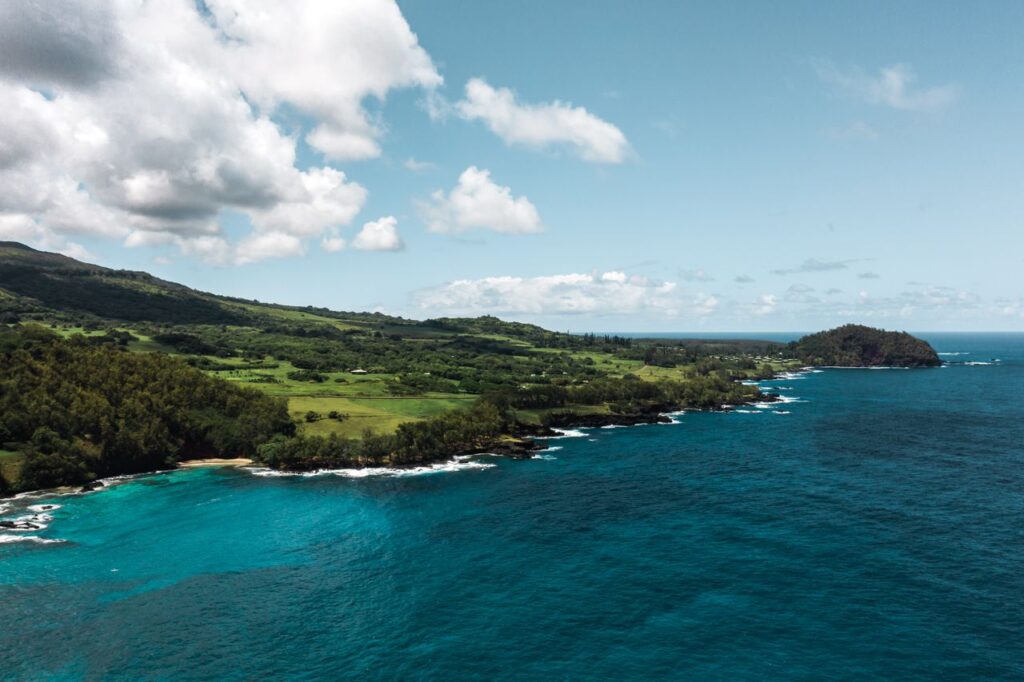 Coastal View on the Road to Hana — beautiful places in America to visit Beautiful coastal landscape along the Road to Hana in Maui, Hawaii, showcasing — beautiful places in America to visit