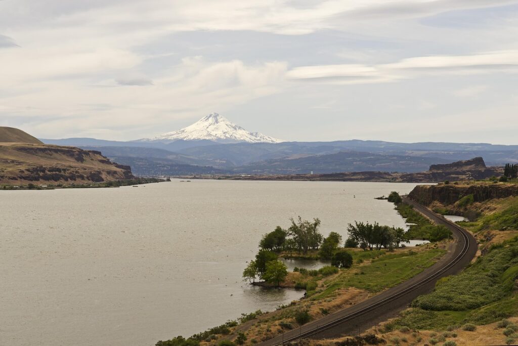 Columbia River Gorge View — road trip USA ideas Columbia River Gorge view with snow-capped mountain in background — road trip USA ideas