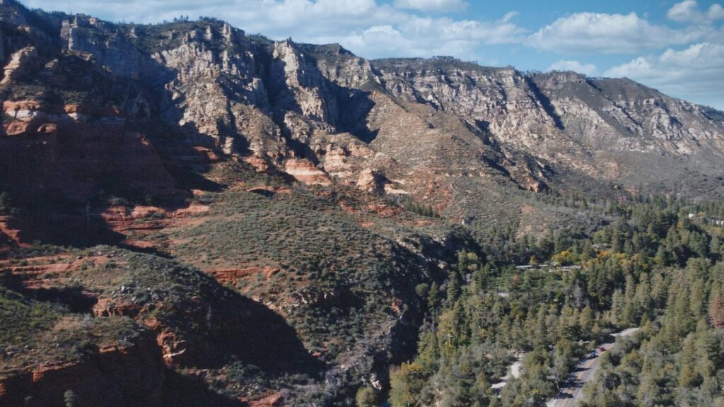 Oak Creek Canyon View — Sedona to Grand Canyon drive stops Scenic view of Oak Creek Canyon with sandstone cliffs and forested areas — Sedona to Grand Canyon drive stops