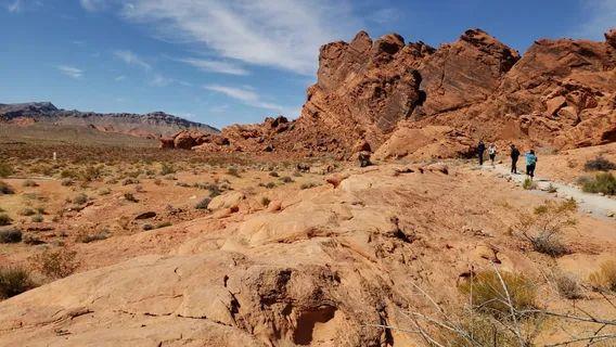 Dramatic Red Rock Landscape — unique travel destinations in the USA Unique travel destinations in the USA featuring dramatic red rock formations and hikers on a trail.