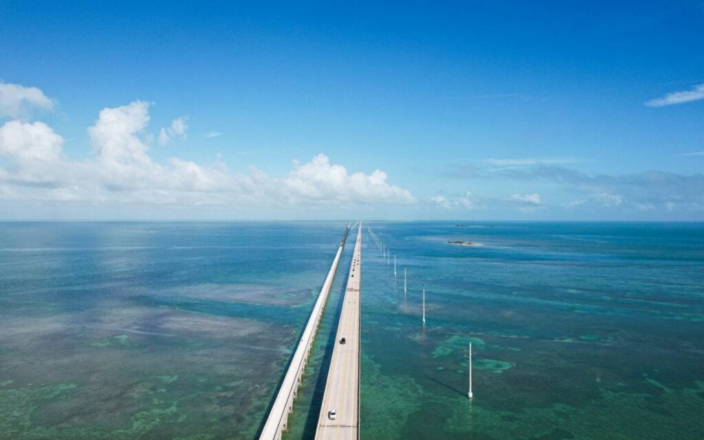 Florida Keys Overseas Highway — RV USA road trip routes Florida Keys Overseas Highway with turquoise water — RV USA road trip routes