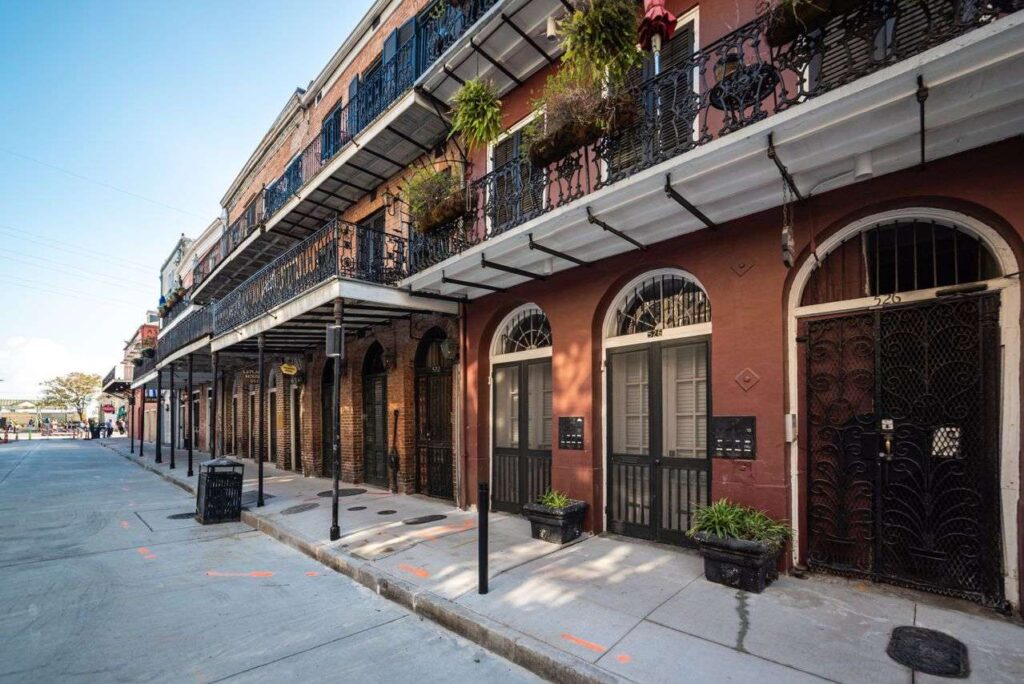 French Quarter Architecture — best weekend getaways USA French Quarter architecture in New Orleans, showcasing historic buildings and balconies. — best weekend getaways USA