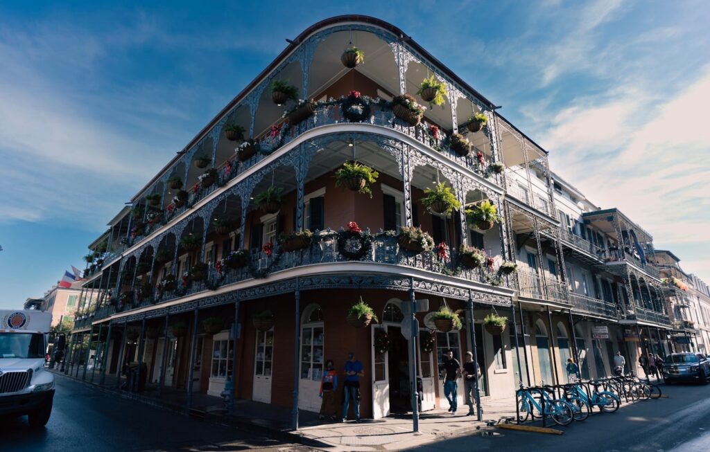 French Quarter Building in New Orleans — cheap places to travel in USA Historic building in the French Quarter, New Orleans — cheap places to travel in USA