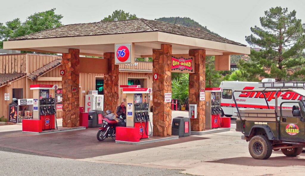 Fuel Station for Road Trip — USA cross-country road trip USA cross-country road trip fuel station with gas pumps and vehicle.