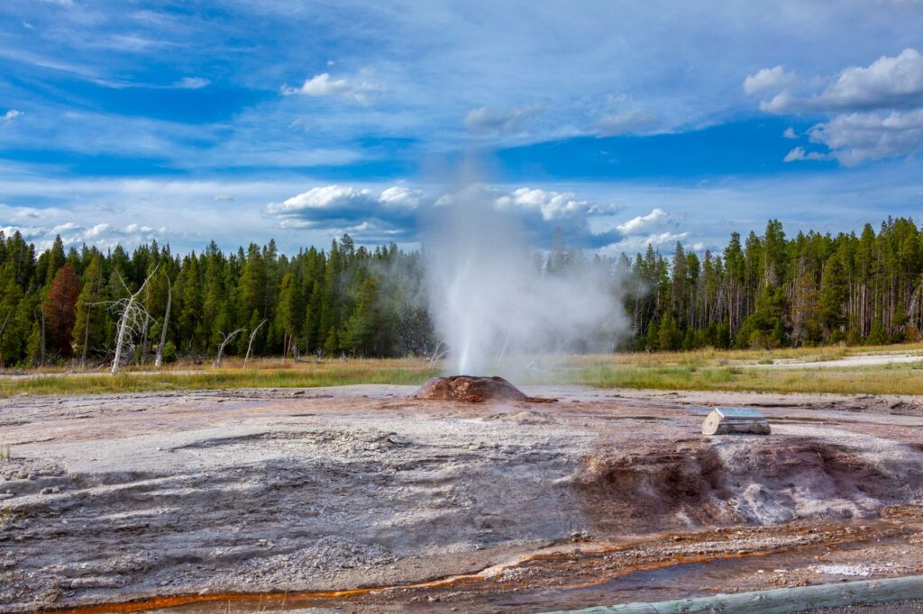 Geyser Eruption in Yellowstone — beautiful places in America to visit Beautiful geyser erupting in Yellowstone National Park, showcasing natural beauty and — beautiful places in America to visit