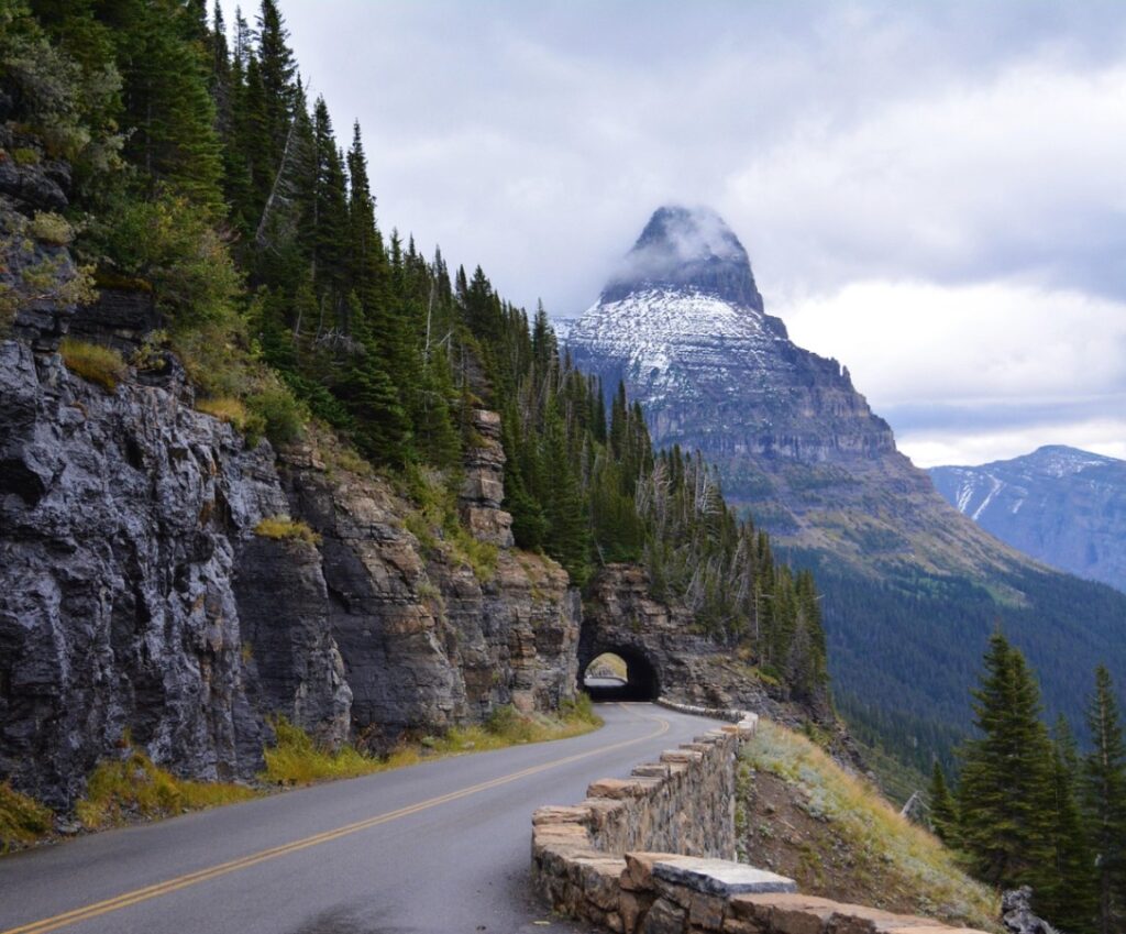Glacier National Park Road — RV USA road trip routes Scenic view of a mountain road in Glacier National Park with dramatic alpine scenery. — RV USA road trip routes