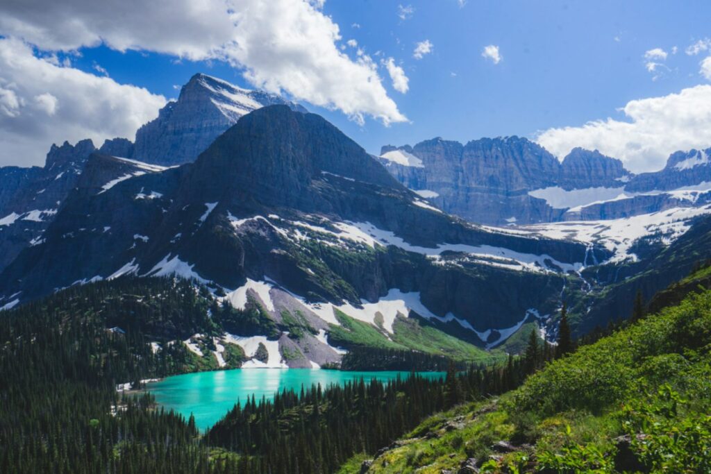 Glacier National Park Scenery — RV USA road trip routes Dramatic alpine scenery in Glacier National Park with turquoise lake and snow-capped mountains. — RV USA road trip routes