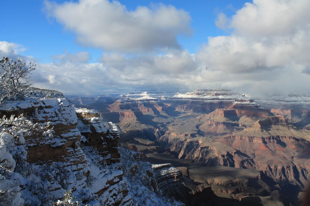 Grand Canyon South Rim in Winter — beautiful places in America to visit Beautiful view of the Grand Canyon South Rim covered in snow under a cloudy sky. — beautiful places in America to visit