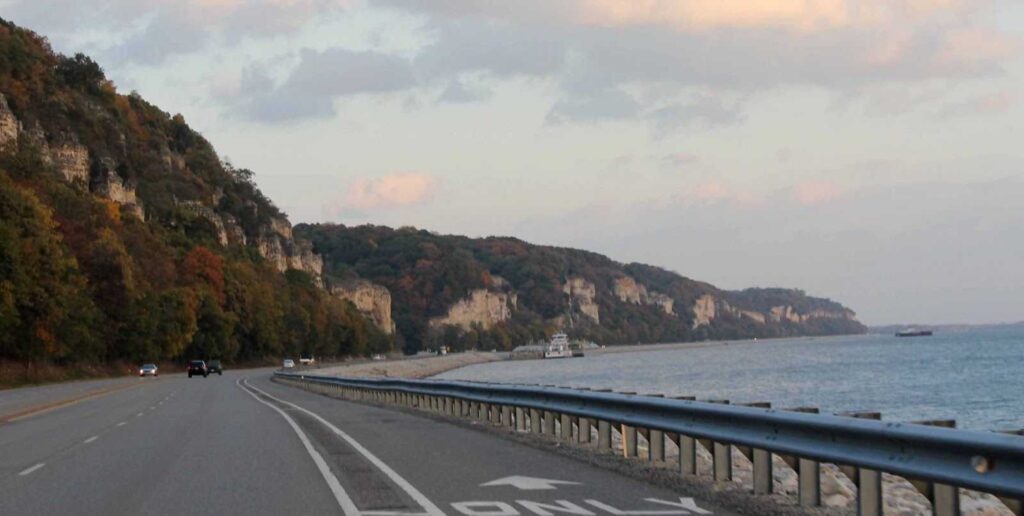 Great River Road Scenic Drive — USA Road Trips Scenic view along the Great River Road with cliffs and water — USA Road Trips