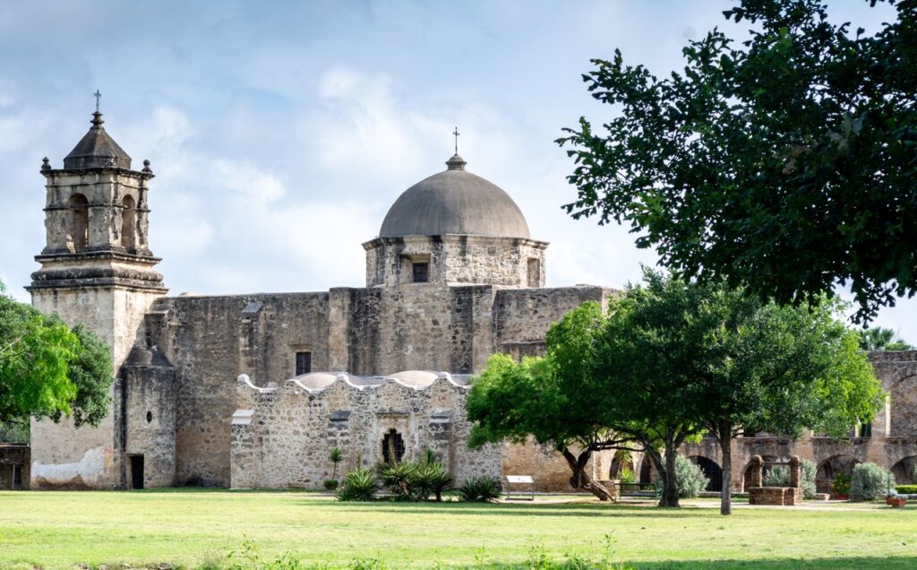 Historic Mission in Texas — charming small towns in the USA Historic mission building surrounded by greenery in Texas. — charming small towns in the USA