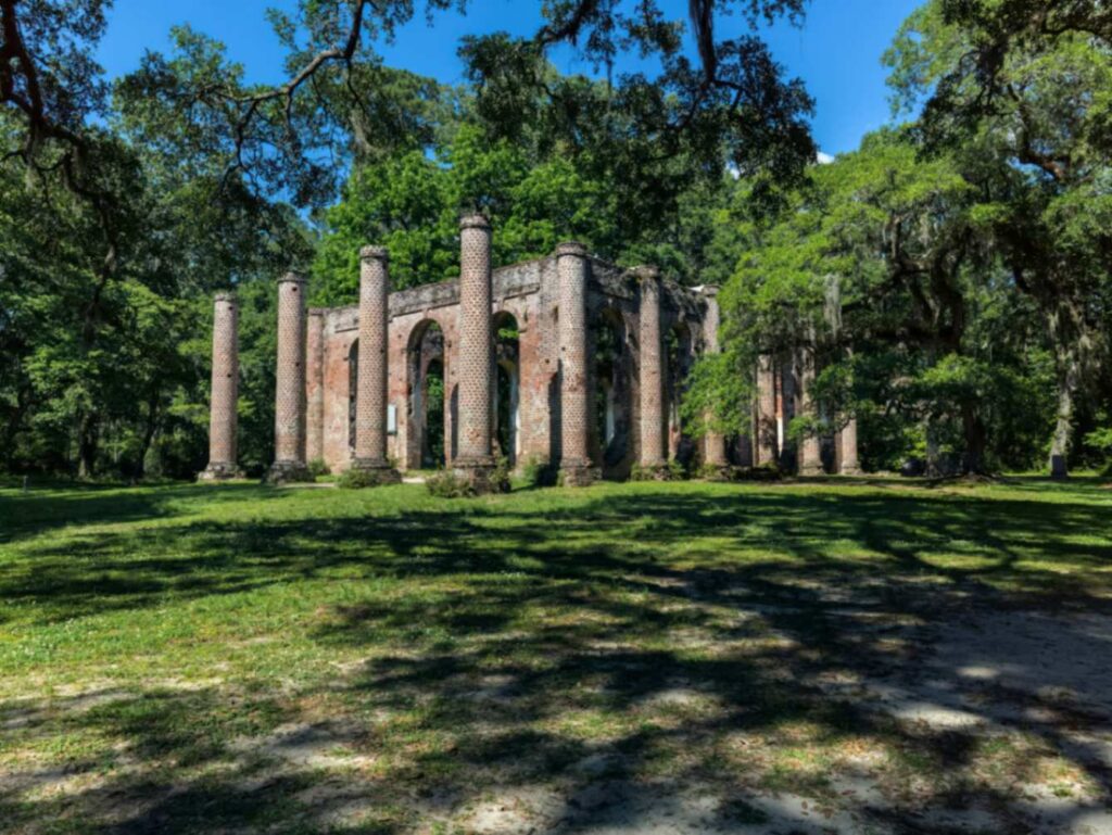 Historic Ruins in a Charming Small Town — charming small towns in the USA Historic ruins surrounded by lush greenery in a small town. — charming small towns in the USA