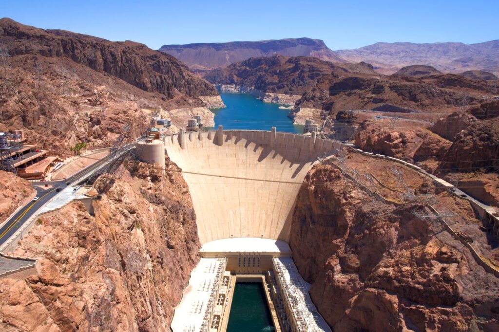 Hoover Dam Overview — Places to Visit in the Western USA Hoover Dam in the desert landscape of Nevada — Places to Visit in the Western USA
