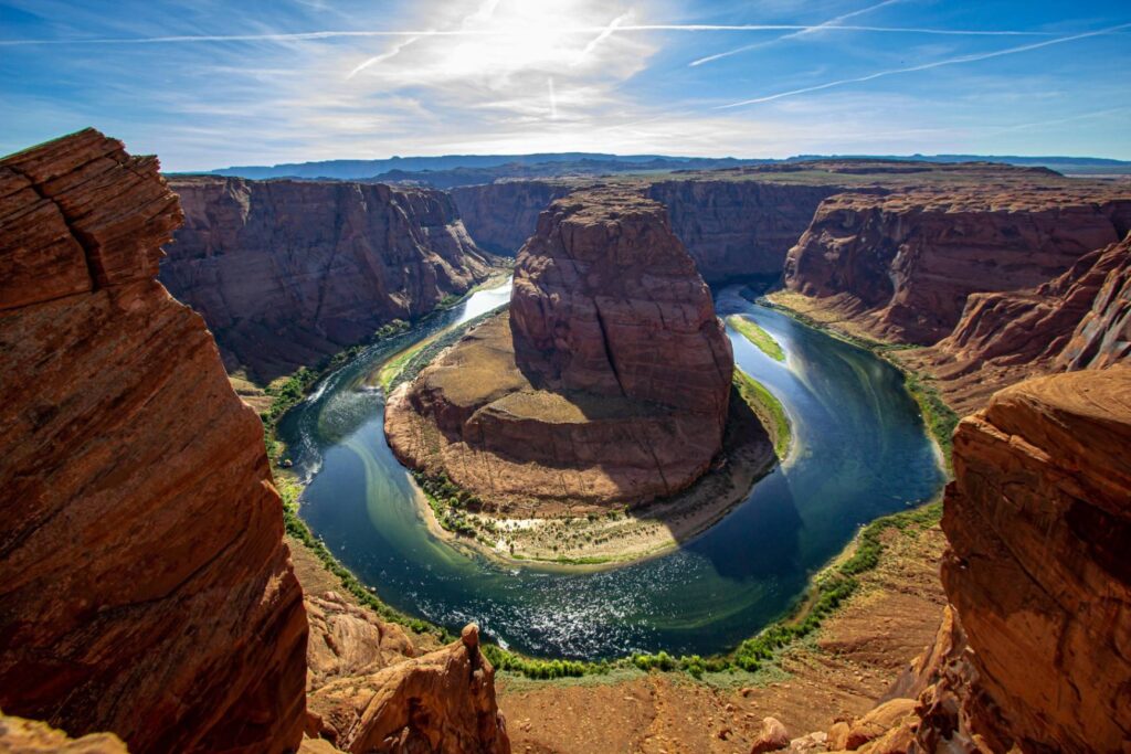 Horseshoe Bend Scenic View — beautiful places in America to visit Horseshoe Bend with Colorado River winding through red rock canyon under blue sky — beautiful places in America to visit