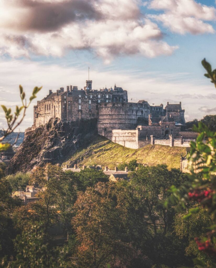 Edinburgh Castle View — Europe travel destinations Edinburgh Castle on a rocky hill with cloudy sky — Europe travel destinations