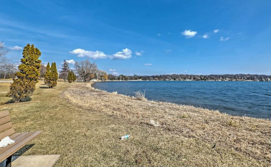 Lake Geneva Scenic View — road trip USA ideas Scenic view of Lake Geneva with a grassy shore and clear blue sky. — road trip USA ideas