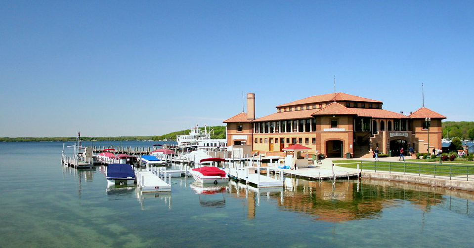 Lake Geneva Waterfront — road trip USA ideas Lake Geneva waterfront with boats and a lakeside building — road trip USA ideas