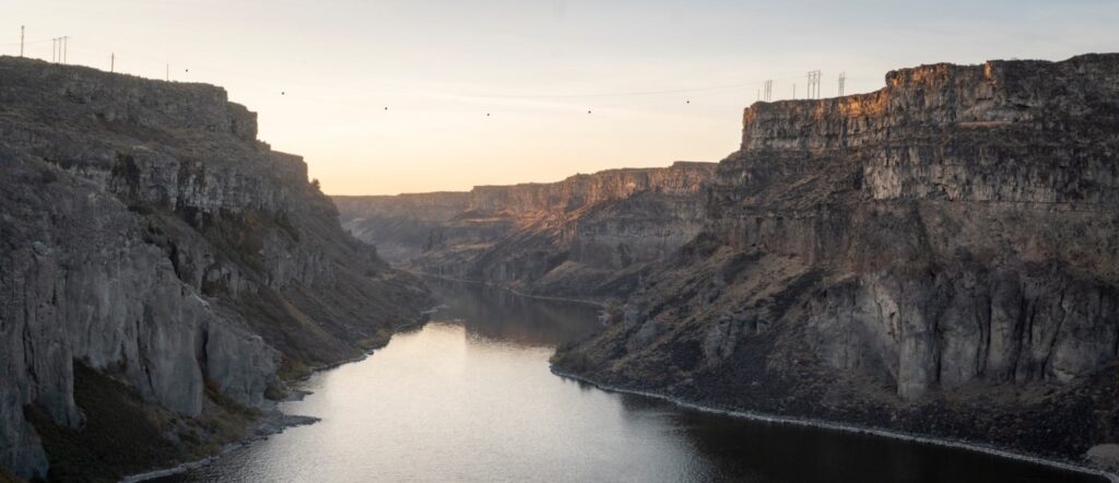 Magic Valley River View — secret places in the USA Scenic view of a river winding through rocky cliffs at sunset in Magic Valley, Idaho. — secret places in the USA