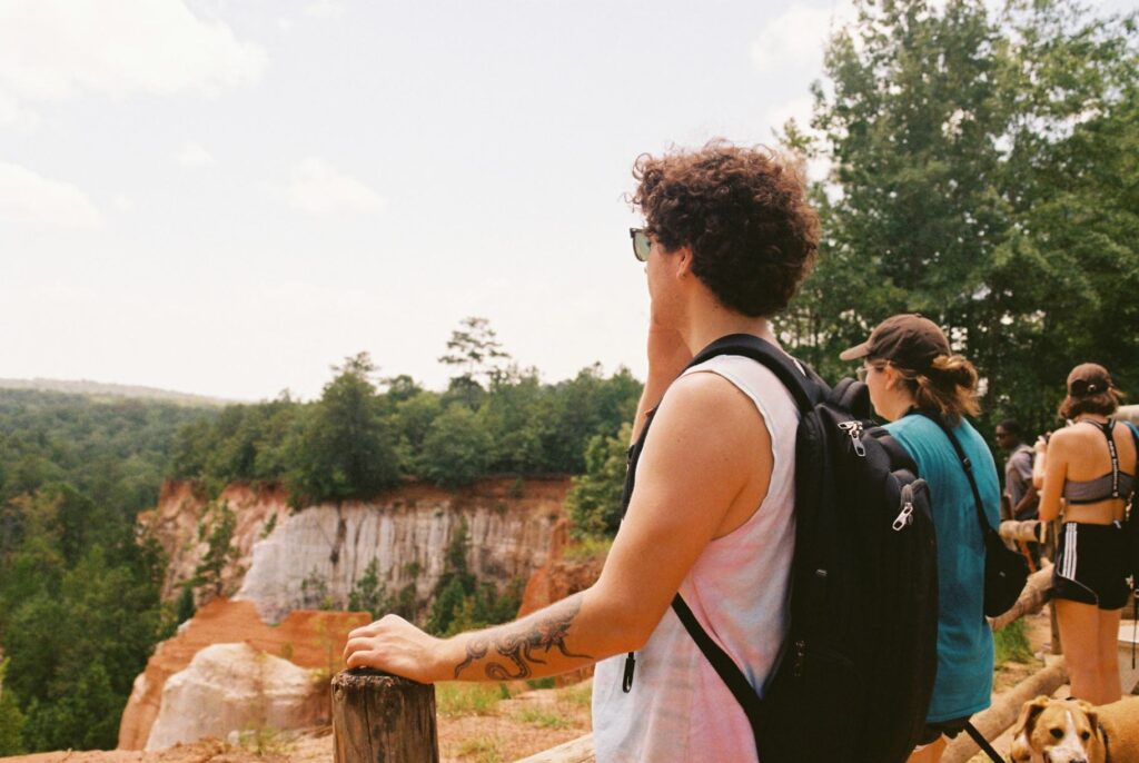 Scenic Viewpoint for Budget Travel — Budget Travel Tips Person enjoying a scenic view at a natural park — Budget Travel Tips