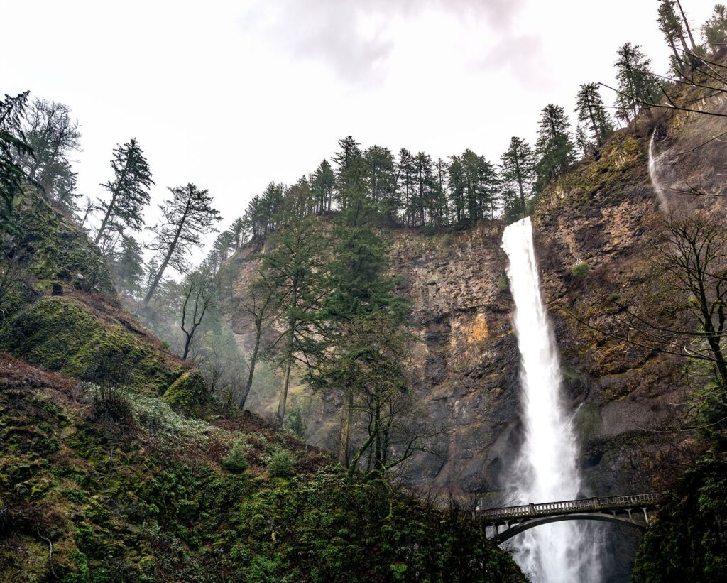 Multnomah Falls — road trip USA ideas Multnomah Falls in the Columbia River Gorge, Oregon — road trip USA ideas