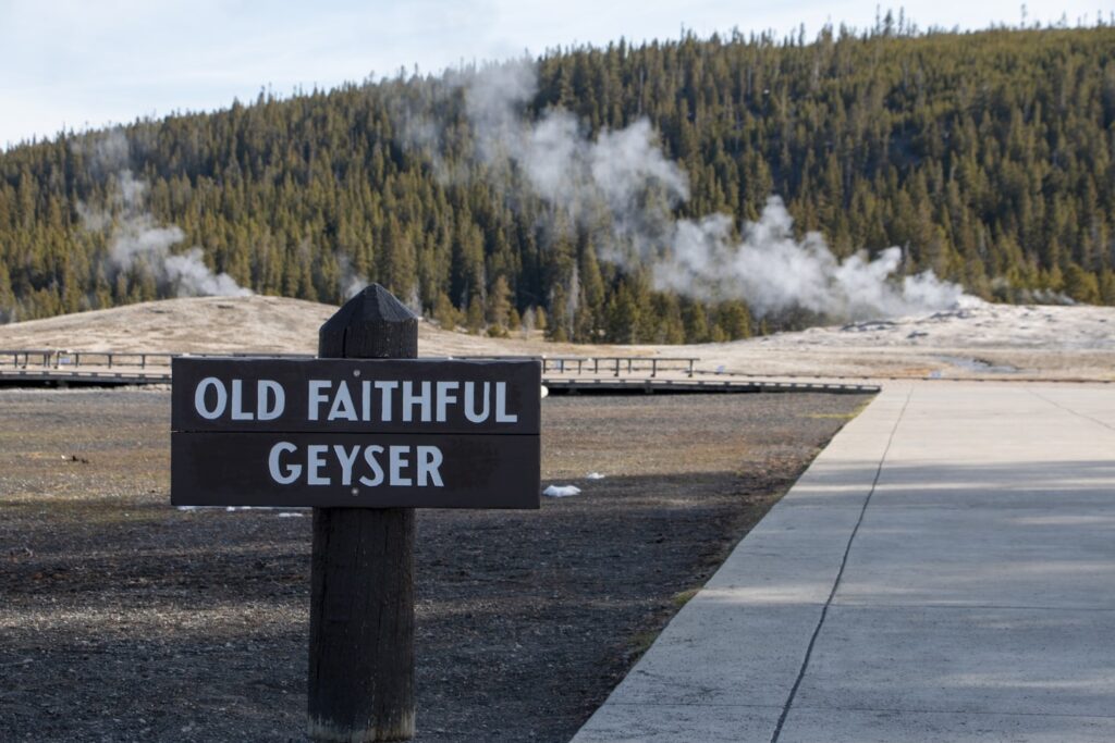 Old Faithful Geyser — Places to Visit in the Western USA Old Faithful Geyser sign in Yellowstone National Park — Places to Visit in the Western USA