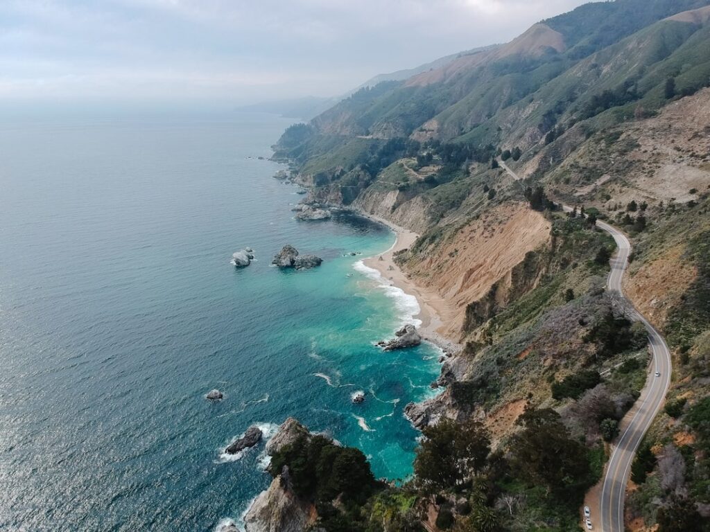Pacific Coast Highway, California — Places to Visit in the Western USA Pacific Coast Highway along California's coastline with ocean and mountains — Places to Visit in the Western USA