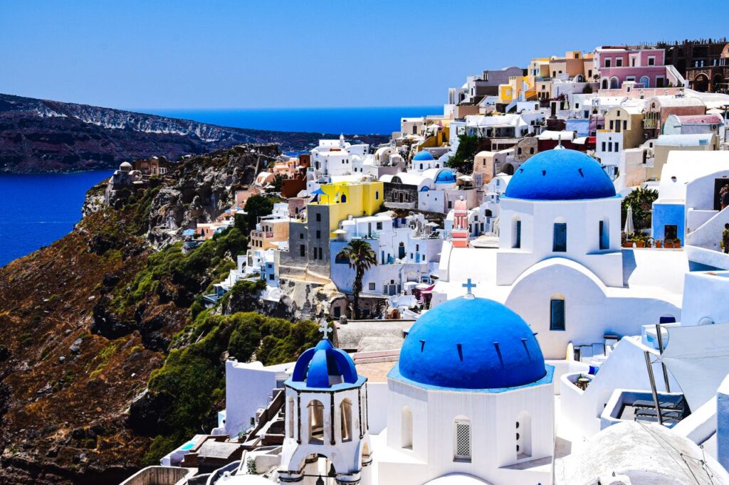 Santorini, Greece — Europe travel destinations Santorini, Greece with whitewashed buildings and blue domes overlooking the sea — Europe travel destinations