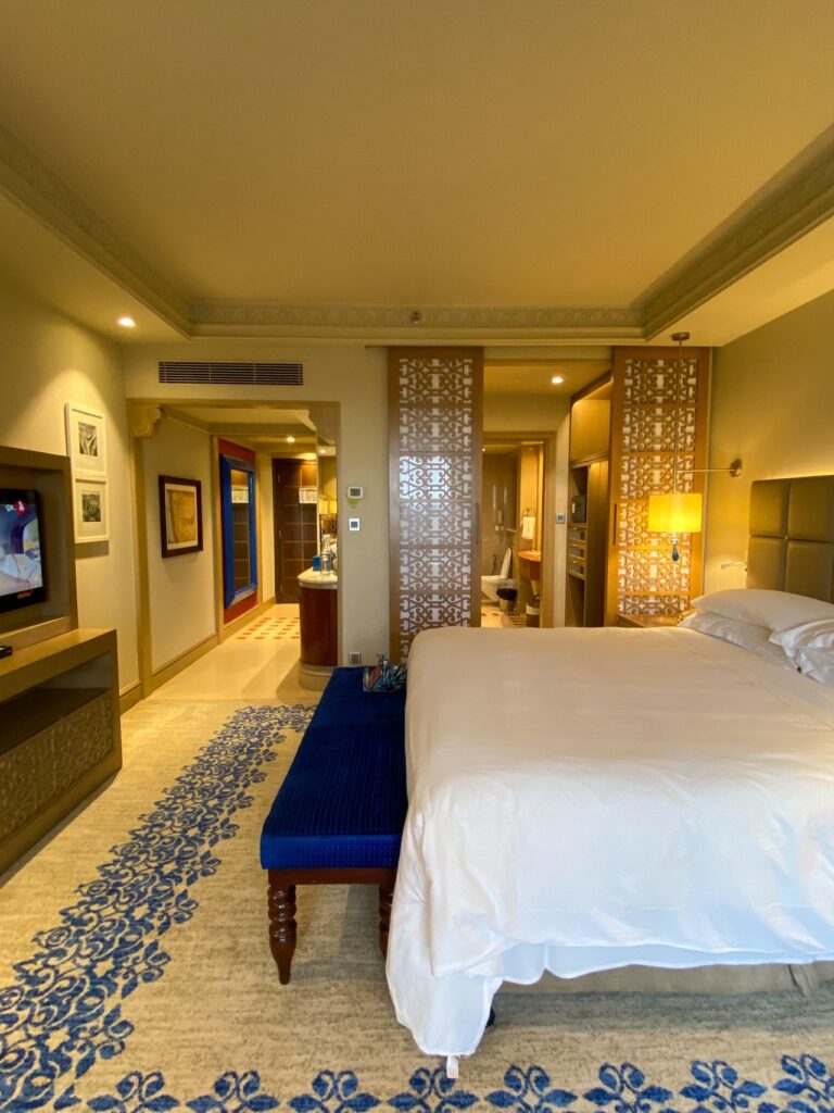 Family-Friendly Hotel Room — Travel tips with kids Hotel room with a bed and television, designed for family comfort. — Travel tips with kids