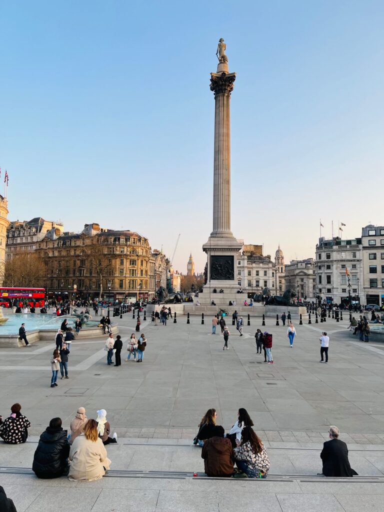 Trafalgar Square in London — Famous London Landmarks Trafalgar Square with Nelson's Column and surrounding buildings — Famous London Landmarks