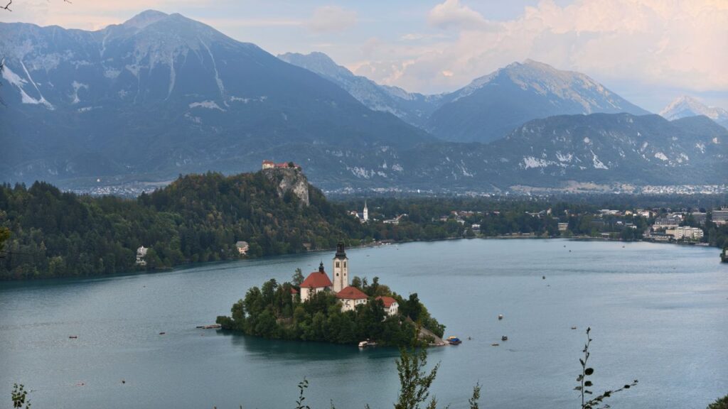 Lake Bled, Slovenia — Europe travel destinations Lake Bled with Bled Island and mountains in the background — Europe travel destinations