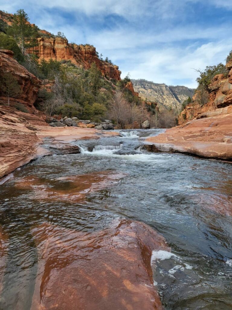 Slide Rock State Park — Sedona to Grand Canyon drive stops Slide Rock State Park with flowing water and red rock formations — Sedona to Grand Canyon drive stops