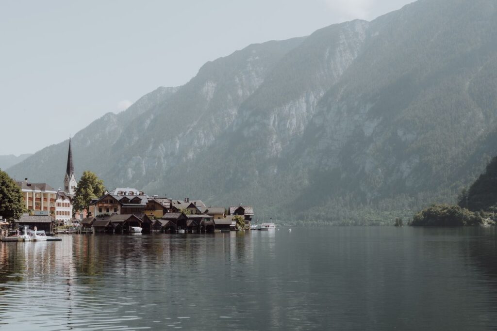 Hallstatt, Austria: A Lakeside Escape — beautiful getaways in Europe Beautiful lakeside view of Hallstatt, Austria with mountains in the background. — beautiful getaways in Europe