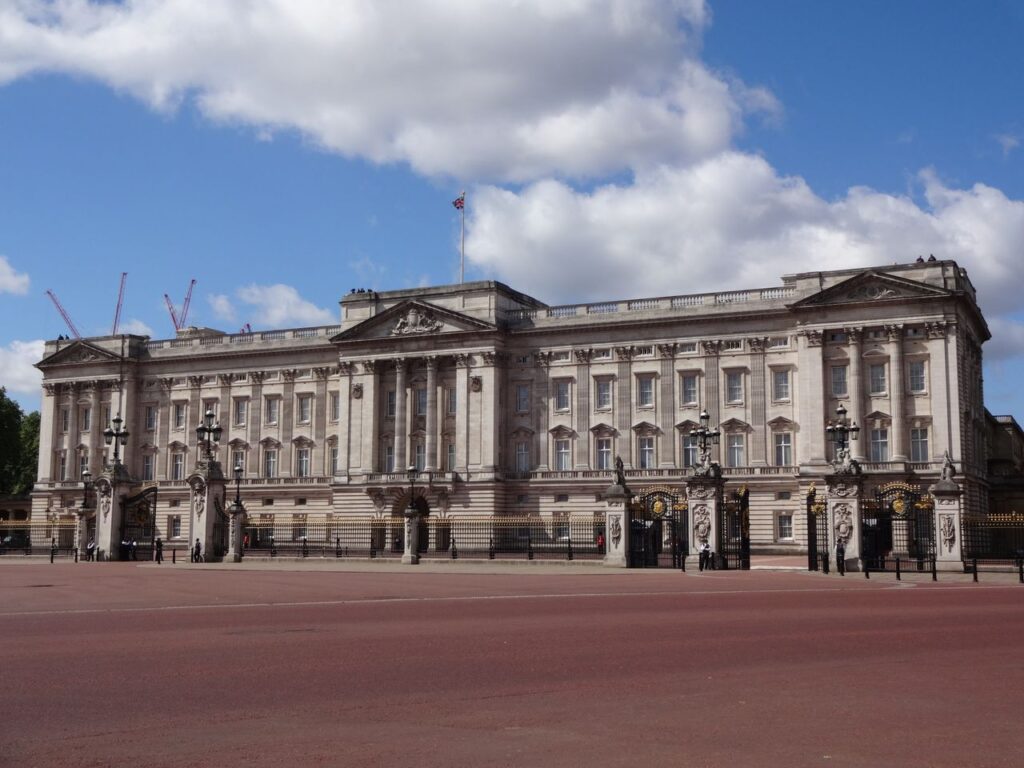 Buckingham Palace — Famous London Landmarks Buckingham Palace, a famous royal residence in London. — Famous London Landmarks
