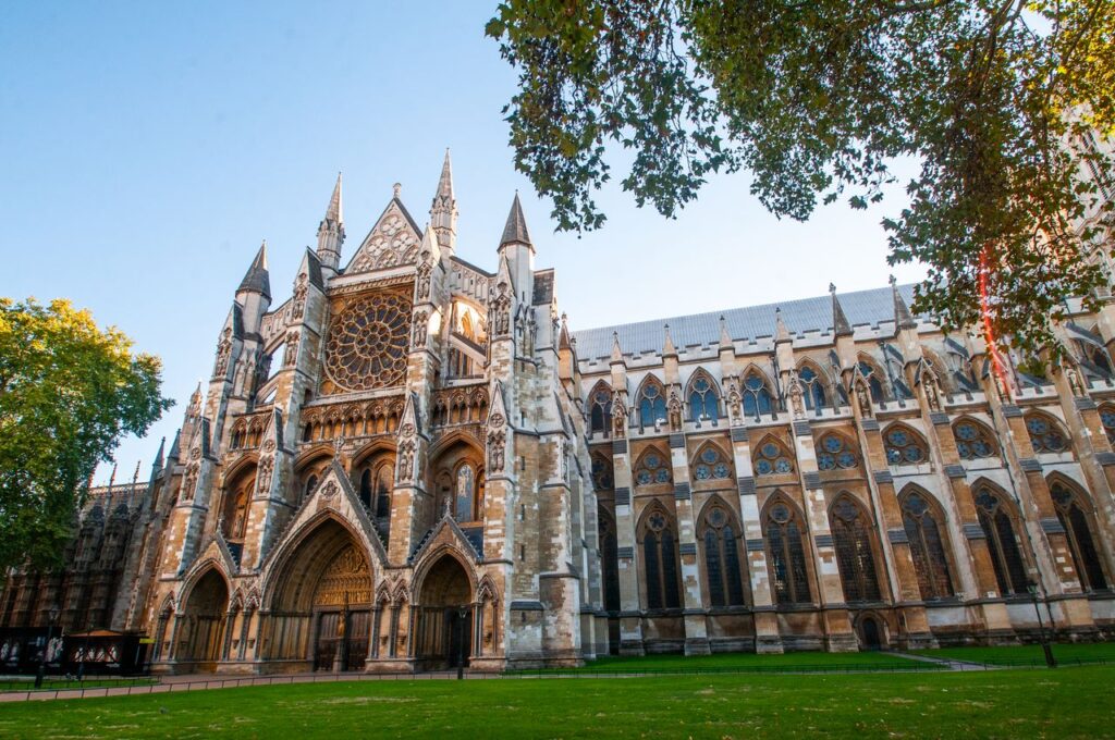 Westminster Abbey — Famous London Landmarks Westminster Abbey, a historic Gothic church in London. — Famous London Landmarks