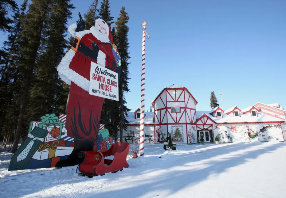 Santa Claus House in North Pole — Christmas towns in the USA Santa Claus House in North Pole, Alaska, decorated for Christmas. — Christmas towns in the USA