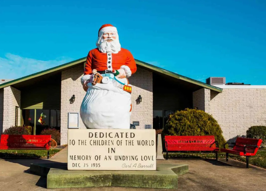 Santa Claus Statue in Indiana — Christmas towns in the USA Santa Claus statue in front of a building in Santa Claus, Indiana — Christmas towns in the USA