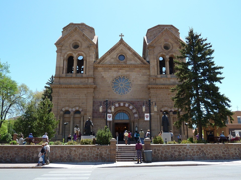 Santa Fe, New Mexico — Places to Visit in the Western USA Santa Fe, New Mexico architecture with adobe style and cultural influences — Places to Visit in the Western USA