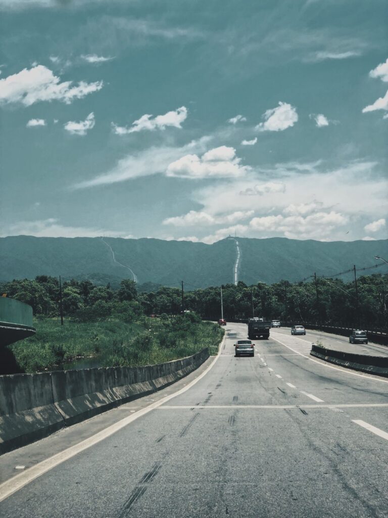 Scenic Highway View — USA cross-country road trip Highway leading towards mountains under a blue sky — USA cross-country road trip