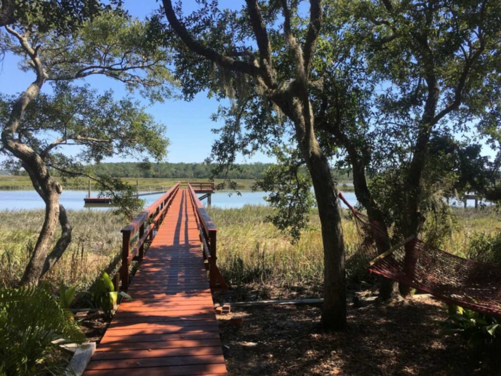Scenic Walkway in a Small Town — charming small towns in the USA Charming small towns in the USA with a scenic wooden walkway leading to a tranquil water view.